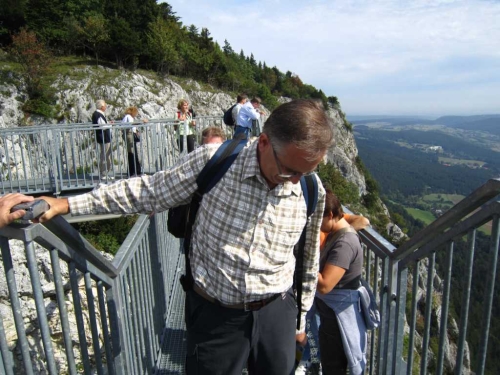 Sekretär prüft den Sky-walk